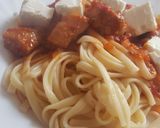 Pas rețetă Spaghete cu carne de porc, sos de roșii și brânză Feta deasupra! 4 fotografie