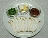 Hình bước làm 1 của món Nấm Đùi Gà Nướng Bơ 새송이 버섯구이