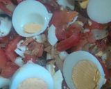 Foto del paso 4 de la receta: Ensalada de tomate, huevo y cebolla dorada