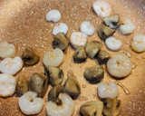 Foto del paso 2 de la receta: Bocata abierto de revuelto de gambas, champiñones, queso y 🥑