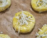 Foto langkah ke 4 dari resep Garlic Cheese Cookies.