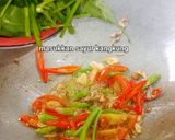 Foto langkah ke 2 dari resep Tumis sayur kangkung bakso saos tiram rumahan sedap.