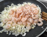Foto del paso 2 de la receta: Espaguetis ennegrecidos con gambas y gulas