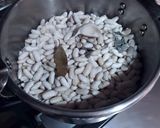 Foto del paso 2 de la receta: Alubias blancas con langostinos, gambas y cigalitas