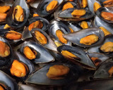 Foto del paso 1 de la receta: Cazuela de mejillones y langostinos