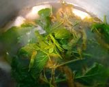 รูปขั้นตอนการทำที่ 2 ของ ต้มยำไก่ใบหม่อนมะขามอ่อน