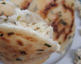 Foto del paso 4 de la receta: Arepas de cebollín rellenas de queso