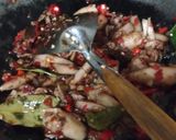 Foto langkah ke 6 dari resep Cumi Goreng Asam Manis.
