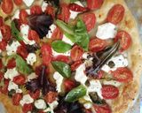 Une image de l'étape 4 de Pizza feuilletée chèvre tomates cerises basilic🐐🍒🍕.