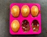 Foto del passaggio 7 della ricetta Madeleines Glassate al Cioccolato con il Cuore di Miele