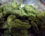 Foto del paso 2 de la receta: Pimientos del padrón sin freír