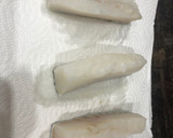 Foto del paso 1 de la receta: Bacalao confitado con crema de pimiento morrón y guindilla cayena y el otro pincho con pil pil