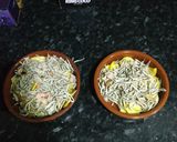 Foto del paso 3 de la receta: Huevos rotos con gulas y gambas