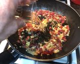 Foto del paso 5 de la receta: Judías verdes con tomate, pimiento, huevo duro y pechuga de pollo