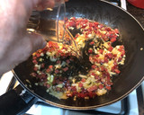 Foto del paso 5 de la receta: Judías verdes con tomate, pimiento, huevo duro y pechuga de pollo