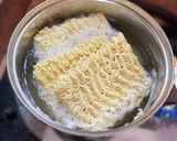 Foto langkah ke 1 dari resep Indomie Goreng Nyemek Sosis Bakso.