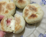 Foto del paso 5 de la receta: Pancitos rellenos de jamón y queso SIN HORNO