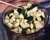 Une image de l'étape 4 de Courgettes en sauce verte, vin blanc et ail des ours.