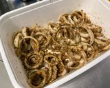 Une image de l'étape 6 de Oignons croustillants marinés épicés grillés.
