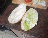 Foto del paso 3 de la receta: Bocadillo de merluza rebozada con ensalada y mayonesa