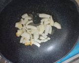 รูปขั้นตอนการทำที่ 2 ของ เห็ดฟางผัดอกไก่