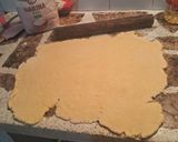 Foto del paso 6 de la receta: Bizcochitos Domingueros Salados de Polenta Rellenos con Dulce de Leche y Dulce de Guayabada
