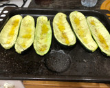 Foto del paso 3 de la receta: Calabacines rellenos con gratinado de queso de oveja y salsa de pimientos del piquillo