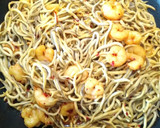 Foto del paso 2 de la receta: Espaguetis con gulas y gambas