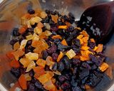 Aszalt gyümölcsös, baconbe tekert csirkemell recept fázis 2 fotója
