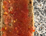 Foto del paso 3 de la receta: Bocadillo con tomate, queso fresco, pimientos del piquillo y anchoas