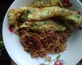 Foto langkah ke 3 dari resep Indomie goreng sosis sambal matah.