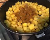 Une image de l'étape 7 de Pommes de terre sautées aux tomates, ail et épices.