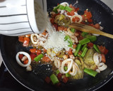 Foto del paso 7 de la receta: Arroz de calamares y alcachofas 🦑
