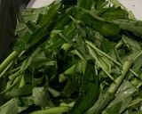 รูปขั้นตอนการทำที่ 1 ของ ผัดผักบุ้งไก่สับ