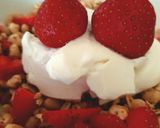 A picture of step 3 of My fresh Strawberry Granola with Greek yogurt 😻.