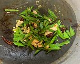 รูปขั้นตอนการทำที่ 4 ของ ถั่วลันเตาผัดใส่อกไก่
