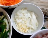 Hình bước làm 1 của món MÓN PHILIPPIN: MIẾN XÀO GÀ HEO KIỂU PHILIPPIN 🇵🇭