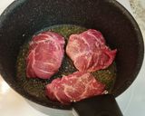 Foto del paso 2 de la receta: Carrilleras ibéricas en salsa de reineta, calabacín y macademia