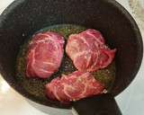 Foto del paso 2 de la receta: Carrilleras ibéricas en salsa de reineta, calabacín y macademia