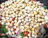 Foto del paso 2 de la receta: Guiso de garbanzos en olla de hierro 🇨🇱