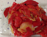 Foto del paso 11 de la receta: Traseros de pollo frito con setas salteadas con jamón y mozzarella con pimientos asados