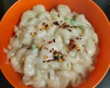 A picture of step 5 of Macaroni white sauce pasta with garlic bread.