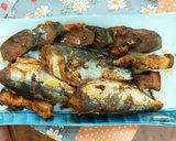 Hình bước làm 3 của món Cá ngân kho chuối xanh, cà chua
