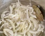 Foto del paso 2 de la receta: Calamares Encebollados con Vino Tinto