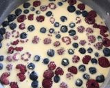 Foto del passaggio 3 della ricetta Clafoutis ai frutti di bosco