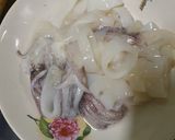 รูปขั้นตอนการทำที่ 1 ของ ปลาหมึกผัดกะปิ