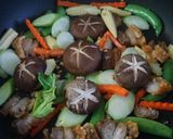 รูปขั้นตอนการทำที่ 3 ของ ผัดผักรวมหมูกรอบ