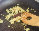 Foto del paso 2 de la receta: Pasta Lumaconi Relleno con Espinaca y tofu Con Salsa roja Casera
