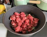 Foto del paso 3 de la receta: Estofado de solomillo ternera al ajillo con almendras