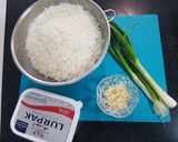 A picture of step 2 of Burnt chilli garlic rice with baked beans gravy.